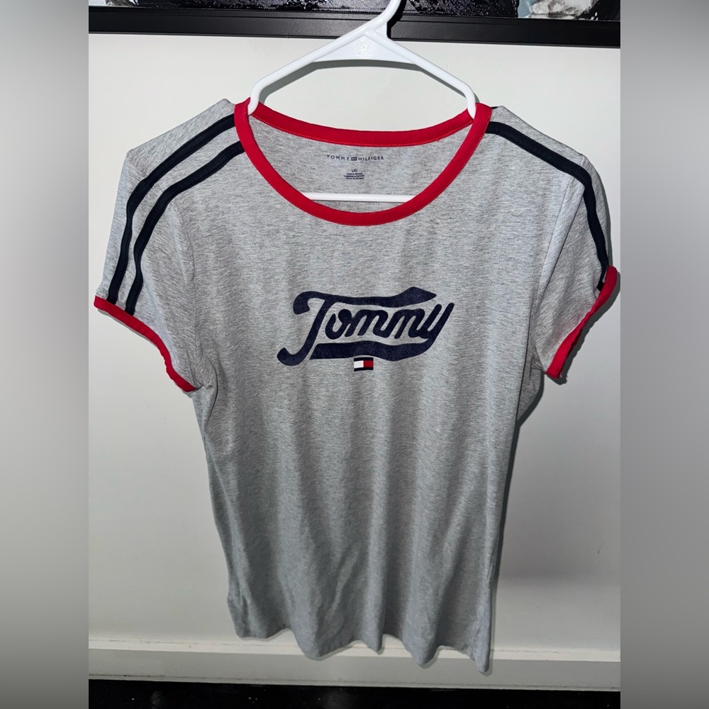 Tommy Hilfiger Gray Graphic T-Shirt
Dress with Red and Navy Accents